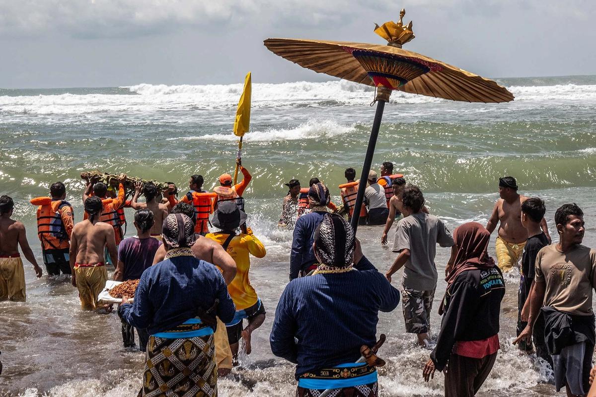 FOTO: Labuhan Parangkusumo,  Tradisi Syukur Tahunan Keraton Yogyakarta