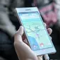 Layar handphone menunjukkan permainan Pokemon Go di area Kampus Universitas Indonesia (UI), Depok, Sabtu (6/8). Game Pokemon Go bisa diunduh langsung oleh pengguna iPhone, iPad, dan smartphone maupun tablet Android. (Liputan6.com/Yoppy Renato)