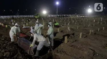 Petugas melakukan persiapan memakamkan jenazah dengan protokol COVID-19 di TPU Rorotan, Cilincing, Jakarta, Sabtu (31/7/2021). Sejak awal pandemi hingga Sabtu (31/7) tercatat sudah 12.135 orang di Jakarta meninggal dunia akibat terpapar virus COVID-19. (Liputan6.com/Helmi Fithriansyah)