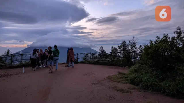 Sambut Pagi di Kedinginan 10 Derajat Celcius dari Puncak Sikunir