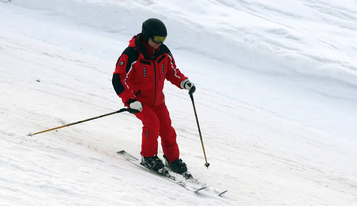 Aksi Presiden Rusia Vladimir Putin saat bermain ski di Gazprom Mountain Resort dekat resor Laut Hitam Sochi, Rusia, Rabu (13/2). (Mikhail KLIMENTYEV/SPUTNIK/AFP)