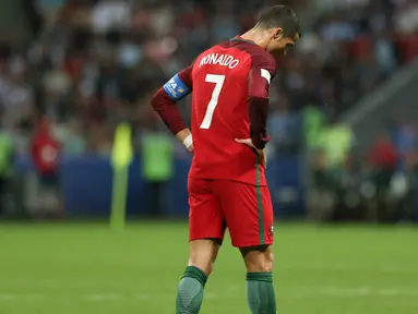 Bintang Portugal, Cristiano Ronaldo, tampak kecewa usai negaranya tersingkir dari semifinal Piala Konfederasi di Kazan Arena, Kazan, Rabu (28/6/2017). Portugal kalah adu penalti 0-3 dari Cile. (EPA/Mario Cruz)