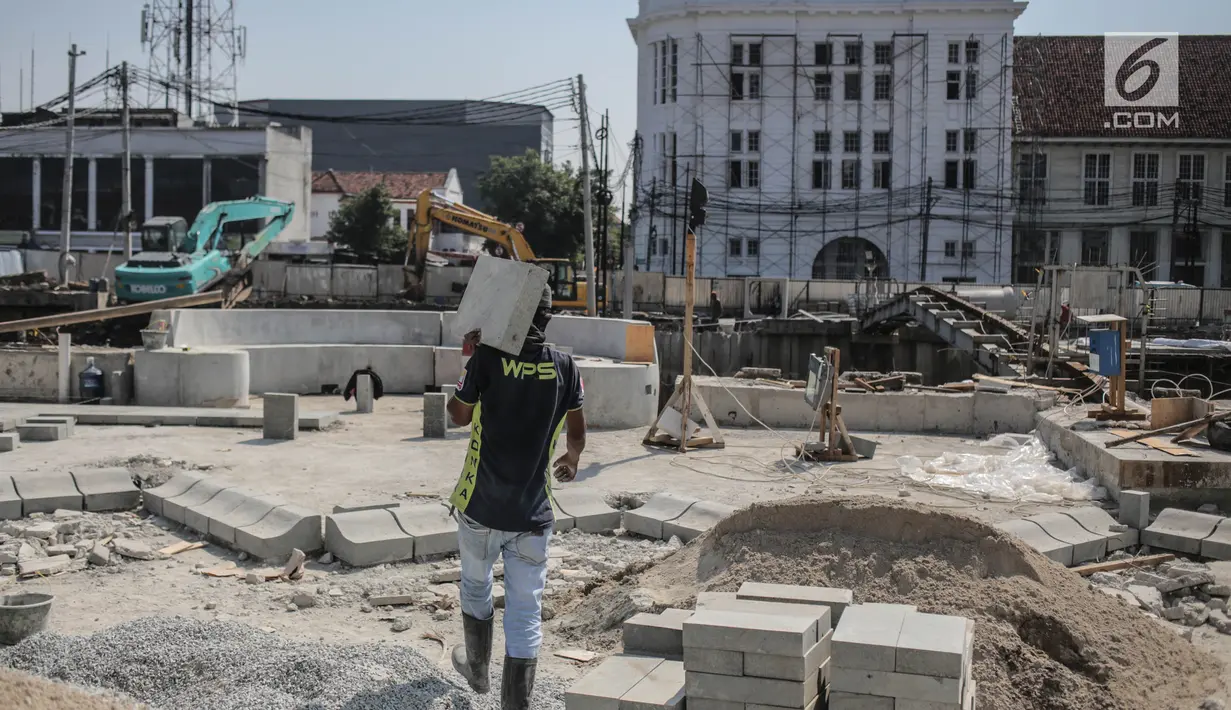 Pekerja membawa batu saat pengerjaan proyek revitalisasi kawasan Kota Tua di Jakarta, Jumat (15/9). Rencananya proyek ini akan diresmikan oleh Gubernur DKI Jakarrta Djarot Saiful Hidayat pada 5 Oktober. (Liputan6.com/Faizal Fanani)
