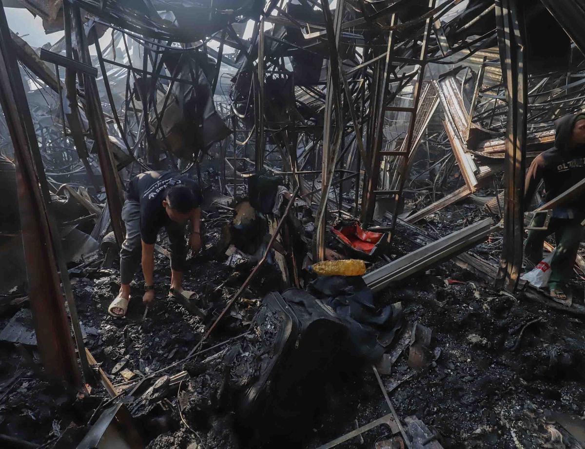 FOTO: Pedagang Taman Puring Mencari Sisa Dagangan Usai Kebakaran Besar
