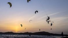 Marcos Sandon saat mengikuti beraksi saat kategori Free Style pada kompetisi Kitesurfing Third Kite Addict Kolombia tournamen di Cabo de la Vela, Guajira Departmen, Kolombia, (4/7/2016). (AFP/Joaquin Sarmiento)