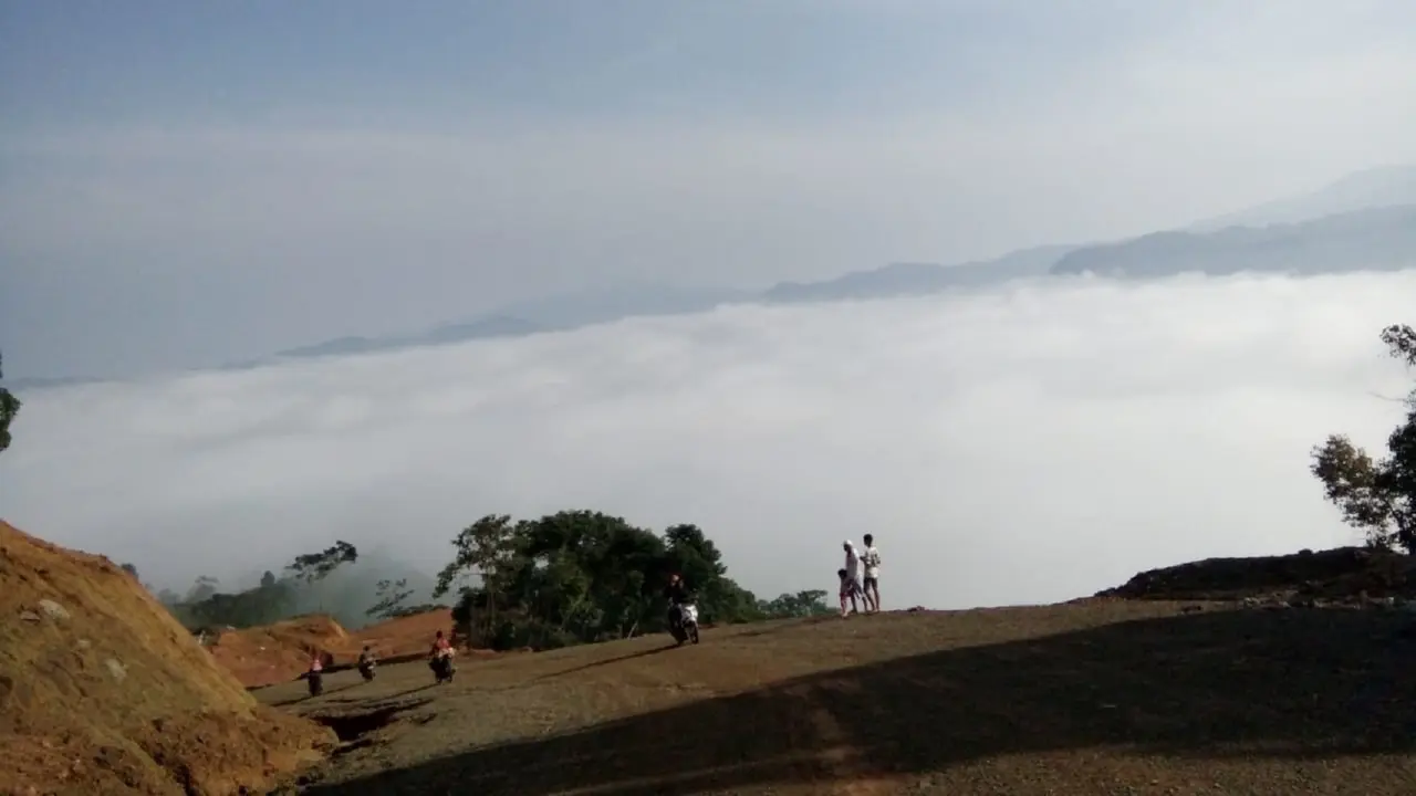 Negeri di Atas Awan Gunung Luhur