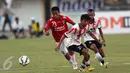Pemain depan Bali United, Bayu Gatra (kiri) mencoba melewati gelandang Persija, Amarzukih saat laga turnamen Piala Presiden 2015 di Stadion Kapten I Wayan Dipta, Gianyar, Bali, Minggu (30/8/2015). Persija kalah 0-3. (Liputan6.com/Helmi Fithriansyah)