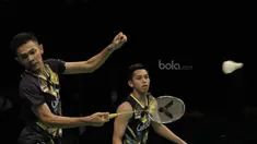 Pasangan Indonesia, Fajar Alfian/Muhammad Rian Ardianto kalah dari pasangan Denmark, Mathias Boe/Carsten Mogensen pada laga semifinal Indonesia Open 2017 di JCC, Sabtu, (17/6/2017). Indonesia kalah 21-17 18-21 21-12. (Bola.com/M Iqbal Ichsan)