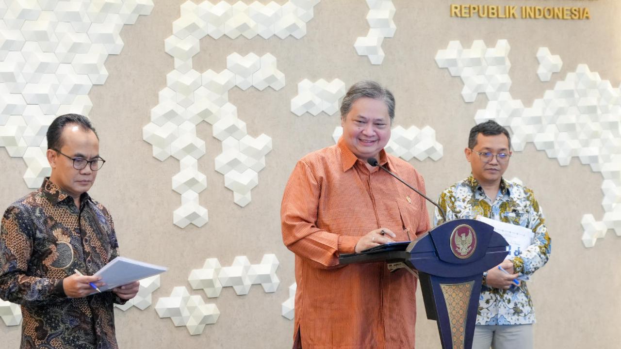 Menko Bidang Perekonomian Airlangga Hartarto dalam Konferensi Pers Produk Domestik Bruto (PDB) Triwulan IV-2024 dan Full Year 2024 di Kantor Kemenko Perekonomian, Rabu (5/2/2025). (Foto: ekon.go.id)