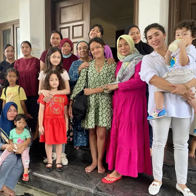 Ussy Sulistiawaty bersama anak-anaknya (Instagram/ussypratama)