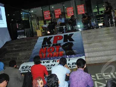 Kelompok musik Simponi beraksi dalam diskusi musikal antikorupsi di Gedung KPK, Jakarta, Rabu (4/2/2015). (Liputan6.com/Faisal R Syam)