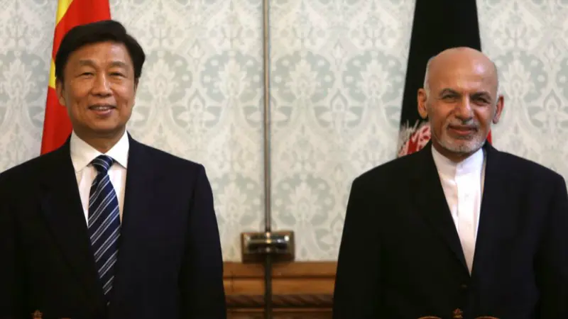 Wapres China Li Yuanchao (kiri) dan Presiden Afghanistan Ashraf Ghani di Istana Presiden Afghanistan di Kabul, 3 November 2015. (AP)