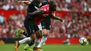 Penyerang MU, Romelu Lukaku berusaha melewati dua pemain West Ham pada pertandingan Liga Inggris di Old Trafford, Manchester, Inggris, (13/8). MU menang telak atas West Ham dengan skor 4-0. (AP Photo/Dave Thompson)