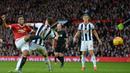 Pemain MU, Anthony Martial menendang bola ke arah gawang WBA pada laga Liga Premier Inggris di Stadion Old Trafford, Inggris, Sabtu (7/11/2015). (EPA/Peter Powell)
