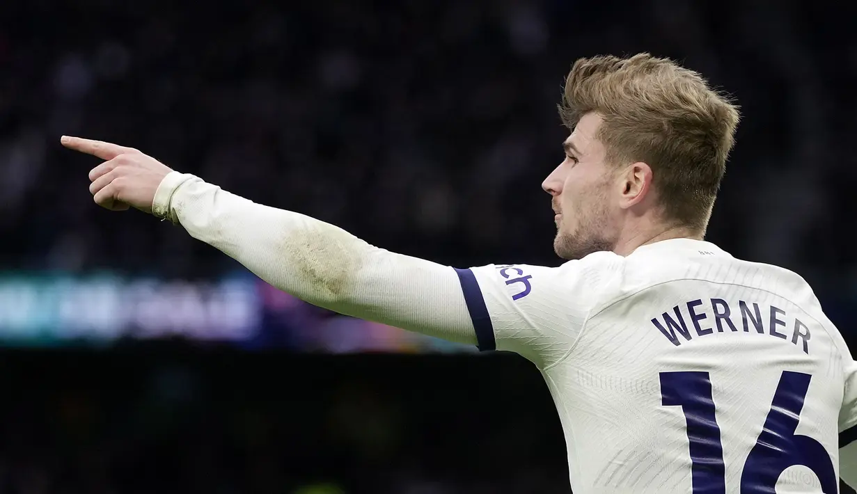 Pemain Tottenham, Timo Werner merayakan gol penyeimbang 1-1 ke gawang Crystal Palace pada laga lanjutan Liga Inggris 2023/2024 di Tottenham Hotspur Stadium, London, Inggris, Sabtu (02/03/2024) malam WIB. (AP Photo/Justin Tallis)