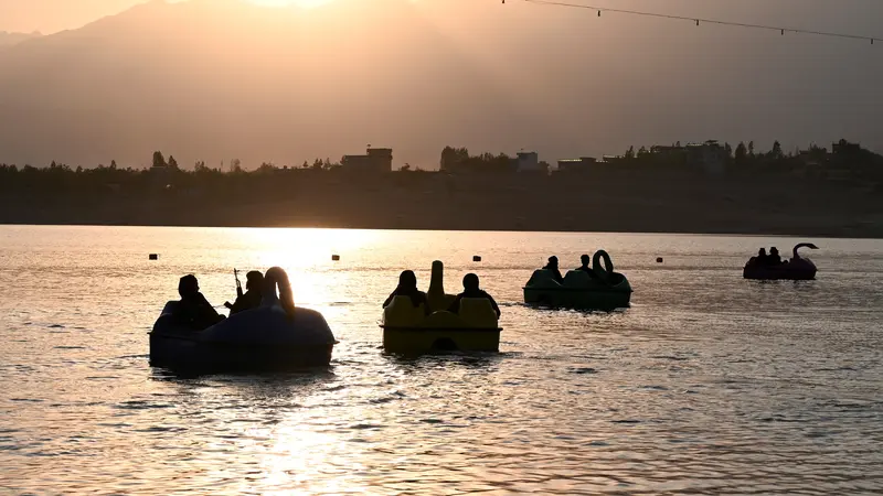 Bawa Senjata, Pasukan Taliban Main Perahu Bebek di Danau Qargha