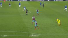 Wayne Rooney mencetak gol spektakuler saat Everton bersua West Ham United. This video is presented by Ballball.