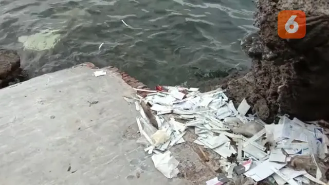 Sampah Bekas Kemasan Rapid Test Antigen Menumpuk di Bibir Pantai Ketapang Banyuwangi. (Hermawan Arifianto)
