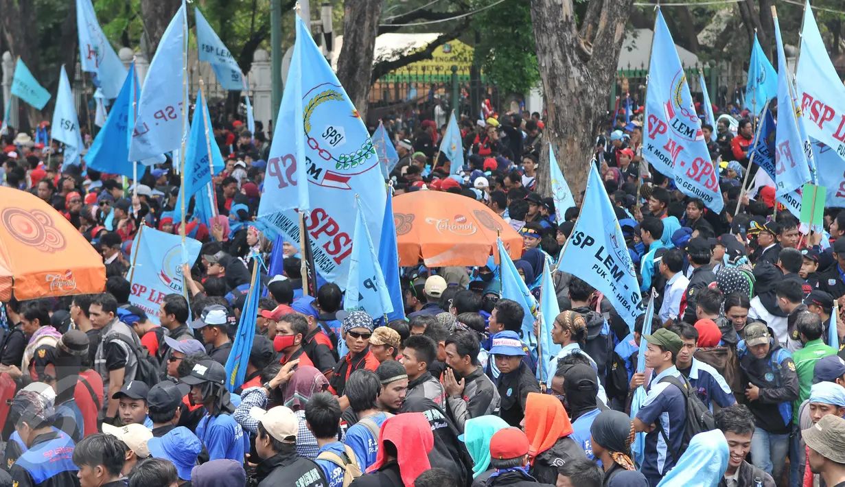 Ribuan buruh berkumpul di depan Istana Negara, Jalan Medan Merdeka Utara, Jakarta, Kamis (29/10/2015). Mereka  menuntut agar Presiden Joko Widodo mencabut Peraturan Pemerintah Nomor 78 Tahun 2015 tentang Pengupahan. (Liputan6.com/Gempur M Surya)