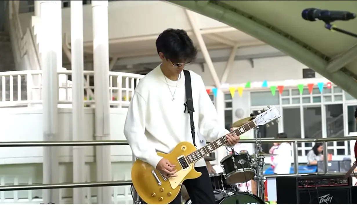 Adik Dio itu tampak lincah memetik gitar. Kenzy tampil di acara sekolahnya yang kebetulan sedang ada acara. 
 [Youtube/Kenzy Taulany]