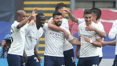 Para pemain Manchester City merayakan gol pertama ke gawang Crystal Palace yang dicetak striker Sergio Aguero (tengah) dalam laga lanjutan Liga Inggris 2020/2021 pekan ke-34 di Selhurst Park, London, Sabtu (1/5/2021). Manchester City menang 2-0 atas Crystal Palace. (AFP/Steve Paston/Pool)