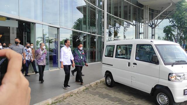 <span>Berkunjung ke GIIAS 2021, Presiden Jokowi Jajal Mobil Listrik Mitsubishi Minicab-MiEV (Arief/Liputan6.com)</span>