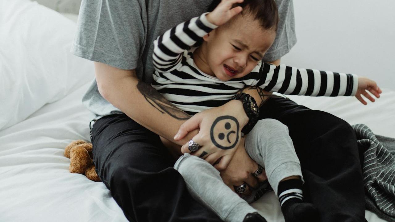 ilustrasi tenangkan anak saat tantrum