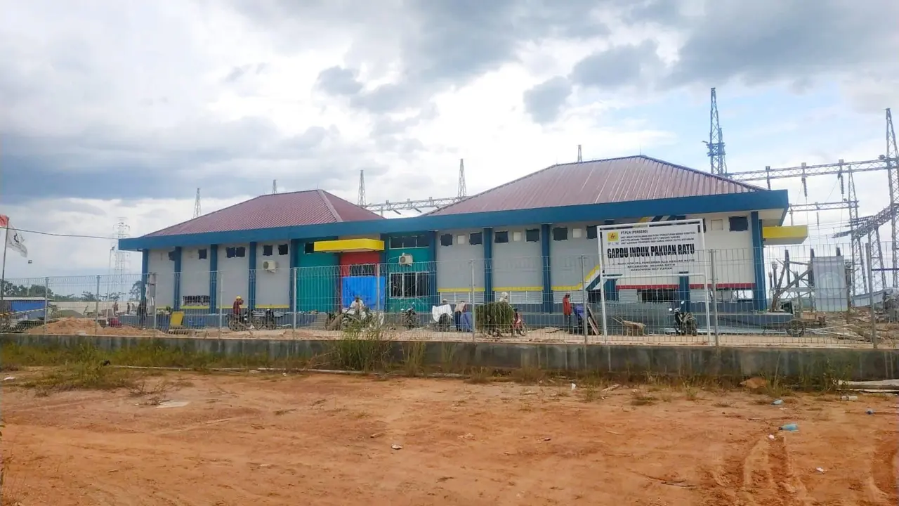 PLN mengoperasikan Saluran Udara Tegangan Tinggi (SUTT) 150 kiloVolt (kV) dan Gardu Induk (GI) Pakuan Ratu berkapasitas 60 Mega Volt Ampere (MVA).