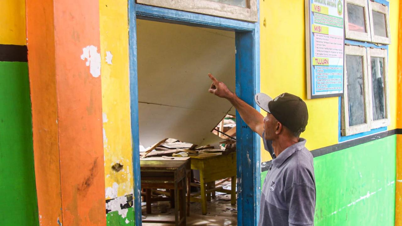 Miris, Gedung Kelas MTs di Lumajang Ambruk Setelah Diterpa Hujan Angin