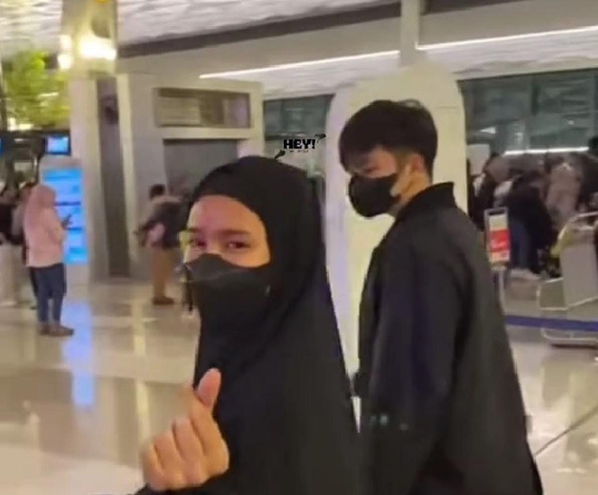 4 Potret Shenina Cinnamon Jalani Umrah Perdana Bersama Suami, Pakai Busana Syar'i Dan Tampil Tanpa Makeup