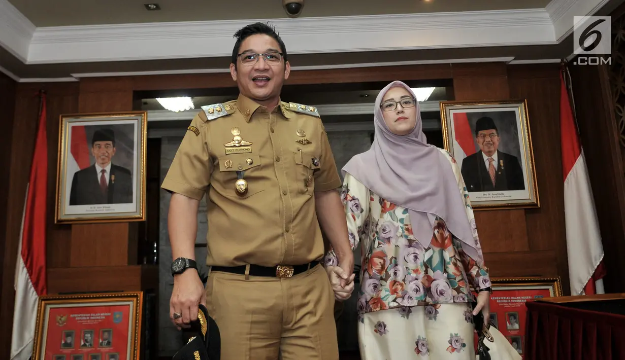 Wakil Wali Kota Palu Sigit Purnomo alias Pasha Ungu didampingi istri Adelia Wihelmina saat tiba di Kemendagri, Jakarta, Senin (12/8/2019). Kedatangan Pasha tersebut untuk bertemu Mendagri Tjahjo Kumolo guna membahas sejumlah masalah internal pengelolaan Kota Palu. (merdeka.com/Iqbal S. Nugroho)