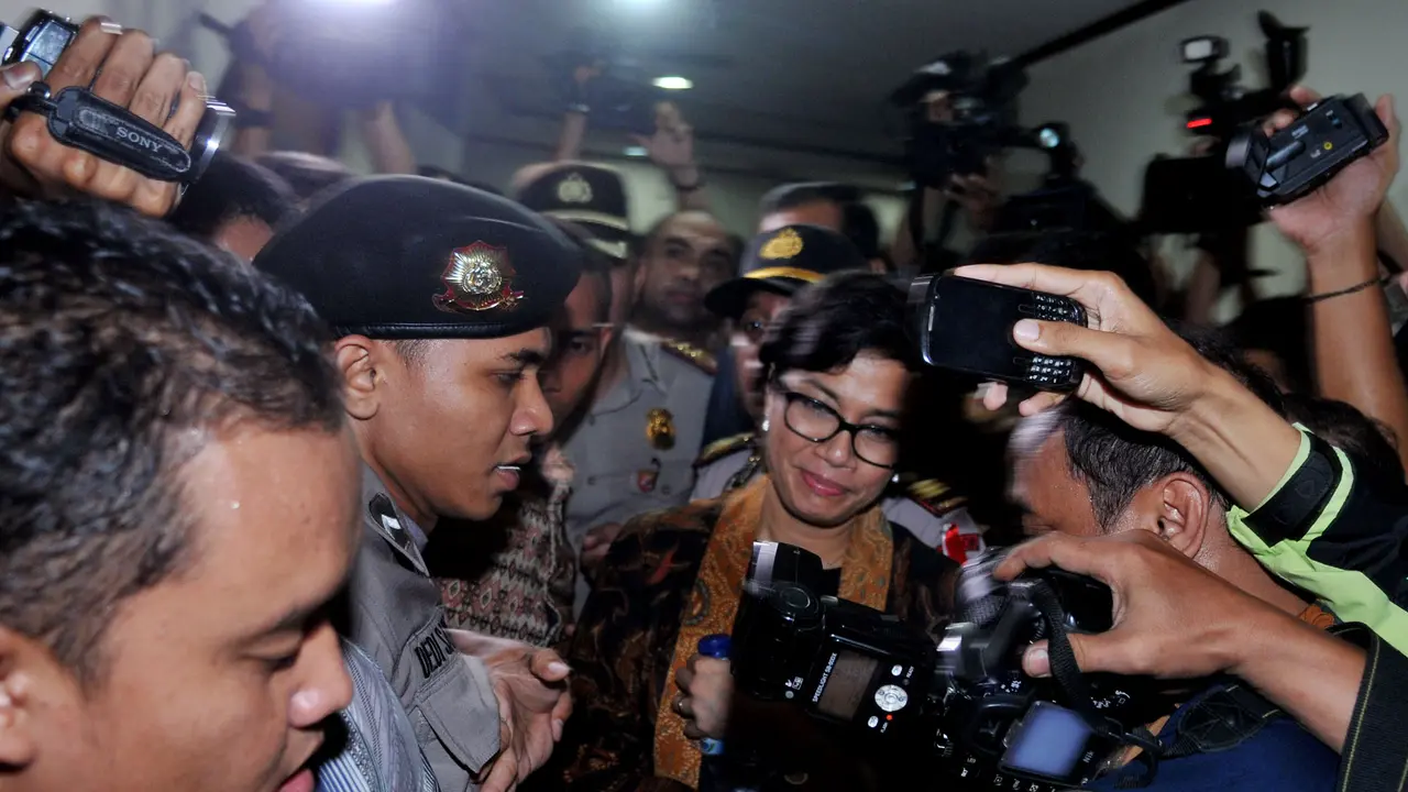 7 Jam Bersaksi, Sri Mulyani Pilih Senyum di Tengah Kawalan Polisi