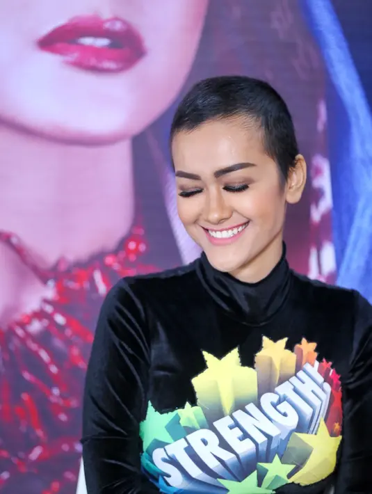 "Teman-teman, senang banget support Bapak Ahok. Terima kasih atas support-nya pak, doain semua ya. Terima kasih buat sharing-nya, semangatnya dan terima kasih," ujar Julia Perez dengan nada semangat. (Adrian Putra/Bintang.com)