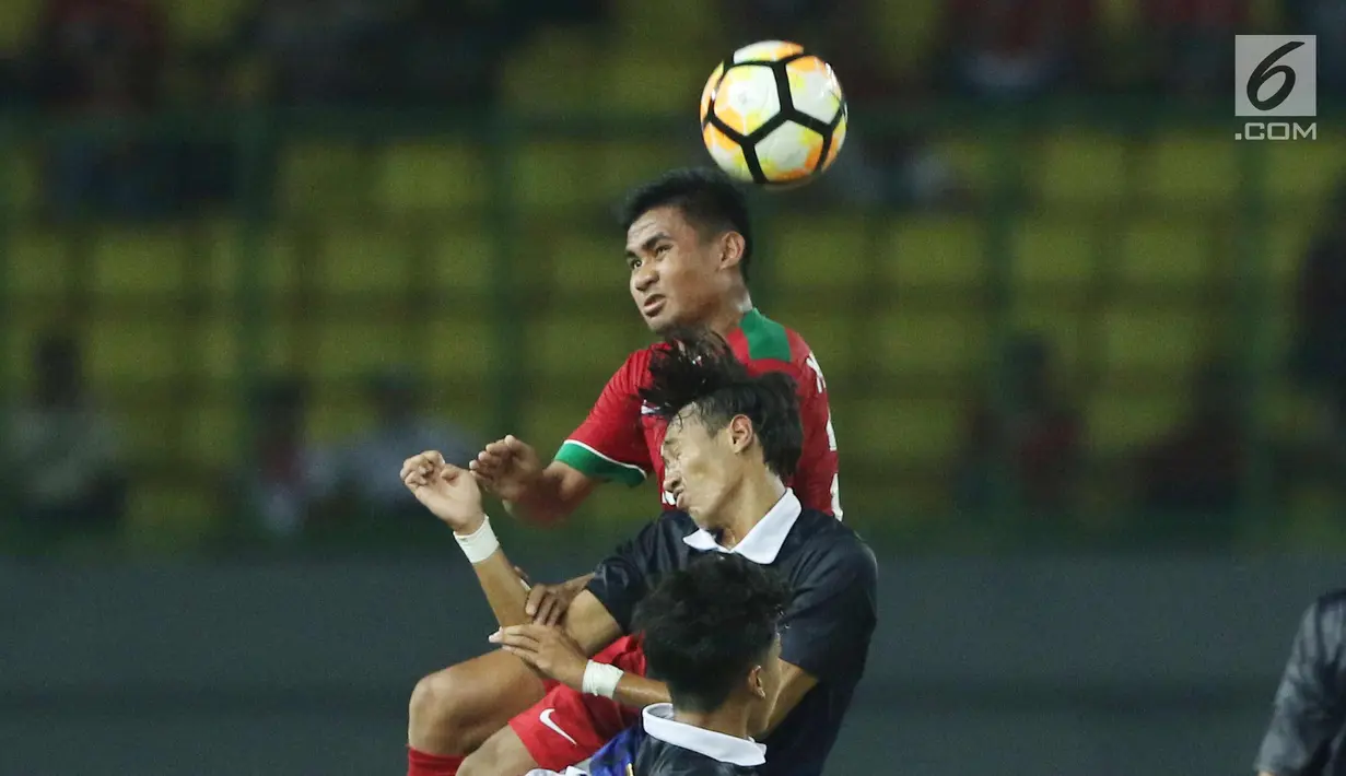 Gelandang Timnas Indonesia U-19, Asnawi Mangkualam berebut bola dengan pemain Kamboja U-19, Touch Kimchay pada laga persahabatan di Stadion Patriot Candrabhaga, Bekasi, Rabu (4/10). Indonesia U-19 unggul 2-0. (Liputan6.com/Helmi Fithriansyah)