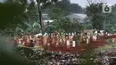 Pekerja menyiapkan makam jenazah terduga terinfeksi COVID-19 di TPU Pondok Ranggon, Jakarta, Jumat (8/5/2020). Lahan khusus pemakaman korban COVID-19 yang berlokasi di blok AA-1 sudah penuh sehingga pemakaman jenazah baru dilakukan di lahan sekitar BLAD 115. (Liputan6.com/Helmi Fithriansyah)