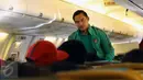 Pemain Timnas Indonesia, Andritany berjalan di kabin saat bertolak ke tanah air dari Bandara Suvarnabhumi, Bangkok, Minggu (18/12). Sebelumnya, Indonesia melakoni laga final Piala AFF 2016 kontra Thailand. (Liputan6.com/Helmi Fithriansyah)