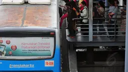 Meski sudah mengalami penambahan jumlah armada, sejumlah penumpang masih harus antri untuk masuk ke dalam bus transjakarta, (30/7/2014). (Liputan6.com/Johan Tallo)