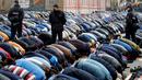 Sejumlah petugas berjaga saat warga Muslim Rusia melaksanakan Salat Idul Adha di dekat Masjid Agung Moskow, Rusia, Senin (12/9). (REUTERS / Maxim Zmeyev)