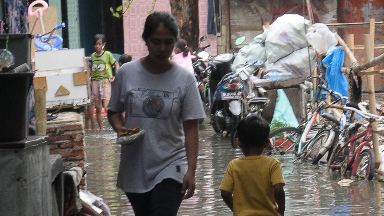 Banjir yang merendam kawasan tersebut mencapai ketinggian sekitar 30 sentimeter.&nbsp;Foto: Merdeka.com/Imam Buhori