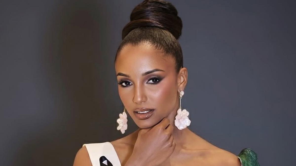 Detik-detik Miss Jamaika Jatuh di Panggung Miss Universe 2025 hingga Ditandu Petugas Medis