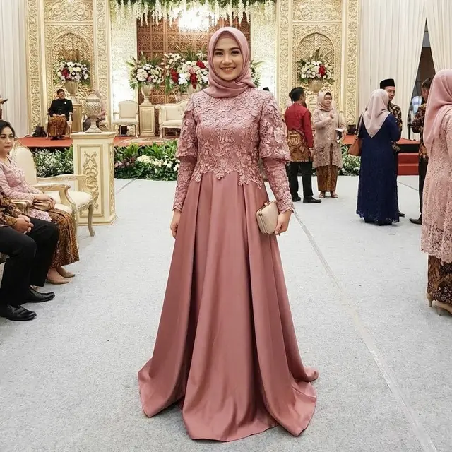 Gamis Aksen Brokat di Dada (Gemini AI)