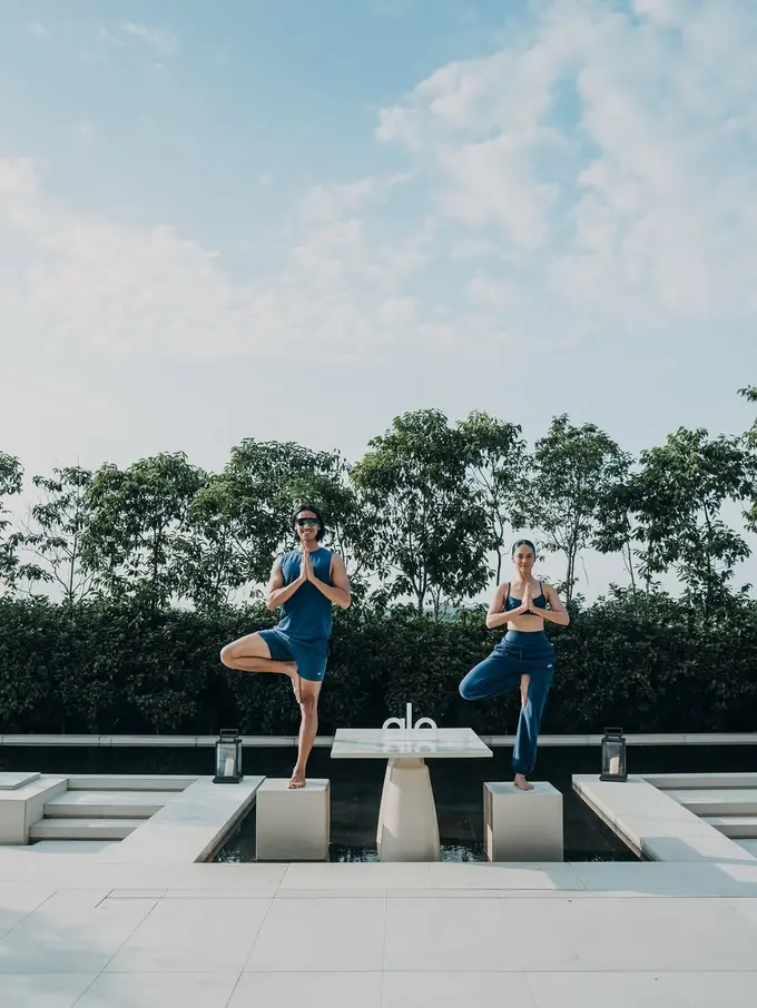 Potret Tubuh Kekar Hana Malasan Berbalut Athleisure Saat Yoga Bareng Kekasih