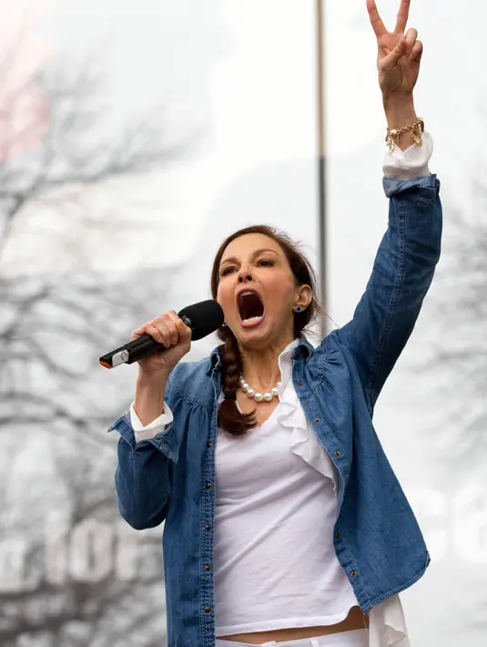 Aktris Ashley Judd berpidato diatas panggung saat mengikuti Women's March di Washington, AS (21/1). Aksi Woman’s March adalah aksi protes yang menolak Trump karena kebencian dan rasisme yang selama ini sering dilayangkan. (AP Photo/Jose Luis Magana)
