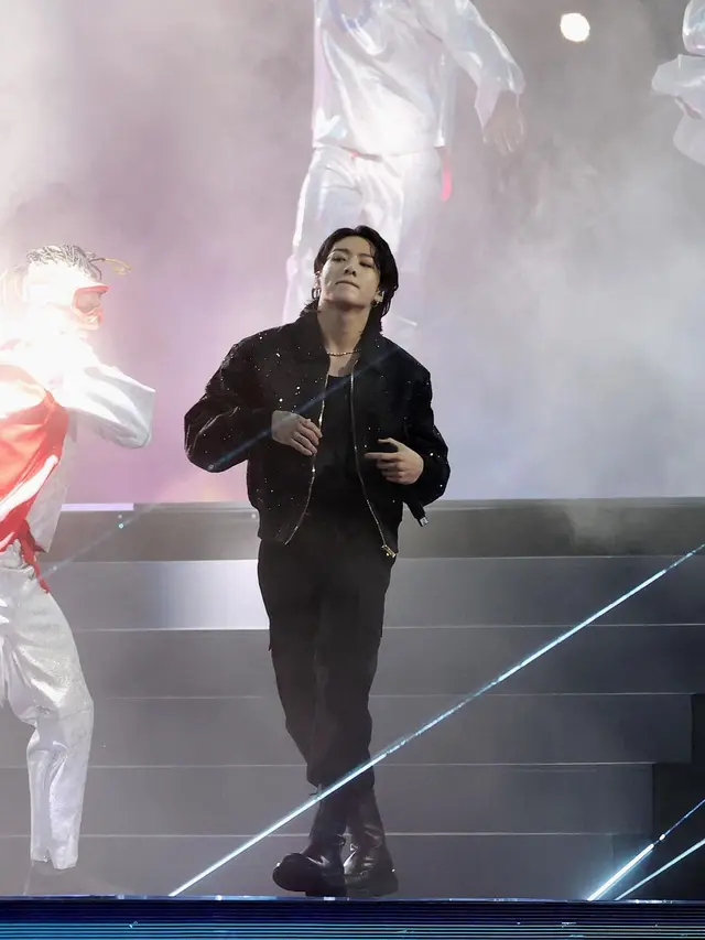Jungkook BTS Buka FIFA World Cup Qatar 2022 dengan Jaket Versace Seharga Rp340jutaan