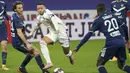 Striker Lyon, Memphis Depay menggiring bola di antara dua pemain Bordeaux, Vukasin Jovanovic (kiri) dan Youssouf Sabaly dalam laga lanjutan Liga Prancis 2020/21 pekan ke-22 di Groupama Stadium, Jumat (29/1/2021). Lyon menang 2-1 atas Bordeaux. (AP/Laurent Cipriani)