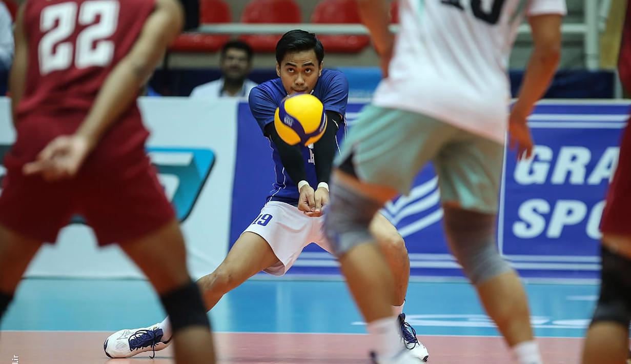 <p>Pemain Timnas Voli Putra Indonesia, Fahreza Rakha Abinaya melakukan passing setelah menerima service pemain Thailand pada laga perebutan peringkat ke-9 AVC Senior Championship 2023 di Hall 2 Ghadir Arena, Urmia, Iran, Sabtu (26/8/2023). Indonesia menang 3-0 (25-21, 25-23, 25-21) atas Thailand. (AVCVolley)</p>