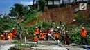 Tim SAR gabungan melakukan pencarian warga yang tertimbun tanah longsor di Kampung Kebon Jahe, Kelurahan Kebon Kelapa, Kecamatan Bogor Tengah, Kota Bogor, Kamis (13/10/2022). Personil BPBD Kota bogor, Tagana, dan Tim SAR telah dikerahkan untuk mengevakuasi korban terdampak tanah longsor. (merdeka.com/Arie Basuki)