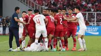 Para pemain Timnas Indonesia dan Vietnam terlibat pertikaian setelah Doan Van Hau (bawah) terjatuh dalam laga leg pertama babak semifinal Piala AFF 2022 di Stadion Utama Gelora Bung Karno (SUGBK), Jumat (6/1/2023) sore WIB. (Bola.com/Abdul Aziz)