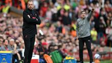 Asisten pelatih Liverpool asal Belanda, John Heitinga (kiri), dan pelatih kepala Southampton asal Kroasia, Ivan Juric, menyaksikan para pemain dari pinggir lapangan selama pertandingan Liga Primer Inggris antara Liverpool dan Southampton di Anfield di Liverpool, Inggris barat laut pada 8 Maret 2025. (Paul ELLIS/AFP)
