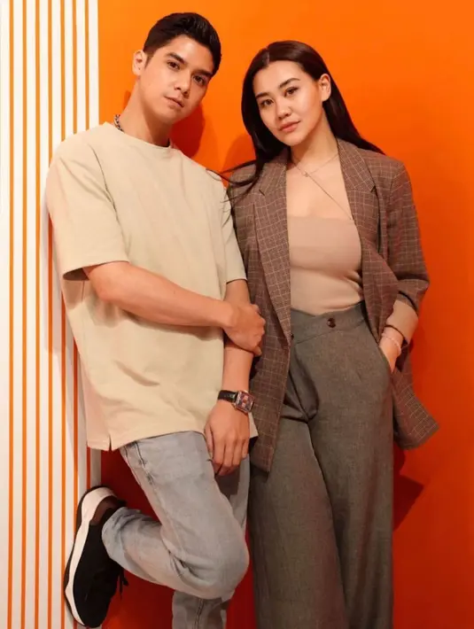 Tampak hadir dalam acara ini Al Ghazali dan Aaliyah Massaid. Mereka terlihat kompak mengenakan busana berwarna earth tone. [ Foto: Instagram @Aaliyah.Massaid ]